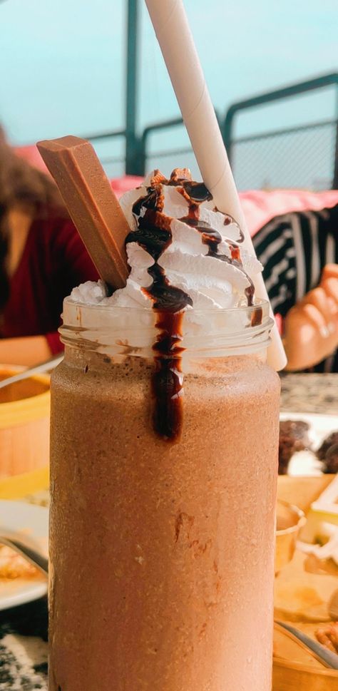 #kitkat #shake #smoothie #chocolate Kit Kat Shake, Shake Photography, Kitkat Shake, Smoothie Chocolate, Kit Kat, Caramel Apples, Smoothie, Caramel, Photography