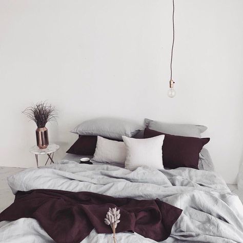 Color combination of maroon and Grey. Grey And Burgundy Bedroom, Burgundy Bedroom, Pink Bedroom For Girls, Pink Bedrooms, Grey Bedroom, Minimalist Interior Design, Interior Architect, Eclectic Home, Apartment Room