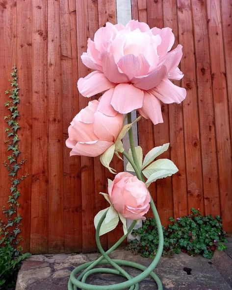 Paper Flower Patterns, Rose Blossom, Paper Flower Decor, Paper Flower Crafts, Paper Rose, Giant Flowers, Giant Paper Flowers, Paper Flower Tutorial, Floral Decoration