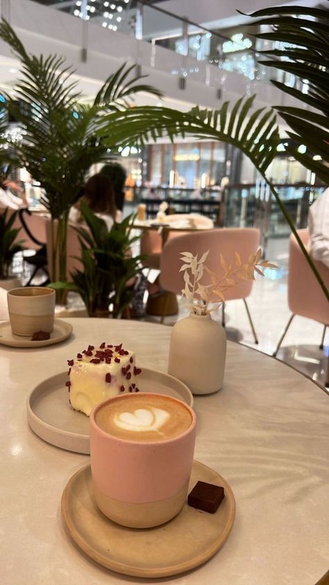 Dubai Cafe, Cafe Snap, Cafeteria Aesthetic, Uae Aesthetic, Coffee Content, Espresso Love, Shopping Pictures, Coffee And Food, Brunch Cafe