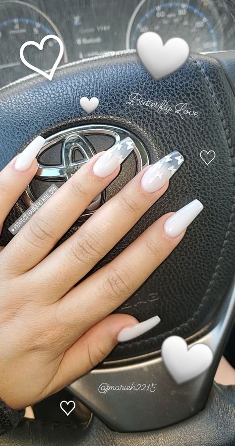 Cute Simple Nails Acrylic Coffin Medium, White Acrylic Nails With Butterflies, Medium White Nails, White Coffin Nails Design, White Nails With Butterflies, White Naildesign, White Acrylic Nails With Design, Acrylic Nails With Butterflies, White Butterfly Nails