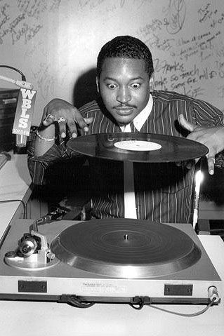 Mr. Magic (born John Rivas), prominent hip-hop radio DJ. His radio program, Rap Attack, was the 1st exclusive rap radio show to be aired on a major station. His reign on the NYC airwaves lasted 6 years and was instrumental in broadening the scope and validity of hip-hop music. During the 1980s a rivalry began between Mr. Magic and Kool DJ Red Alert, who hosted a weekly show on another station. The feud also played out between proxy rap groups, the Juice Crew and BDP (The Bridge Wars). R.I.P. Jamel Shabazz, Cultura Hip Hop, Hip Hop Radio, Hip Hop Dj, Mode Hip Hop, Arte Hip Hop, Stile Hip Hop, Real Hip Hop, Rock N’roll