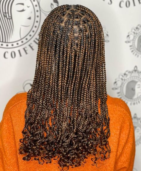 Shoulder Box Braids Medium Length, Hair Plaiting Styles For Black Women, Noteless Braids Black Short, 2023 Box Braids For Black Women, Small Knotless Box Braids Short Length, Noteless Braids Black With Curls, Short Brown Braids With Curls, Short Brown Knotless Braids, Short Knotless Box Braids Hairstyles