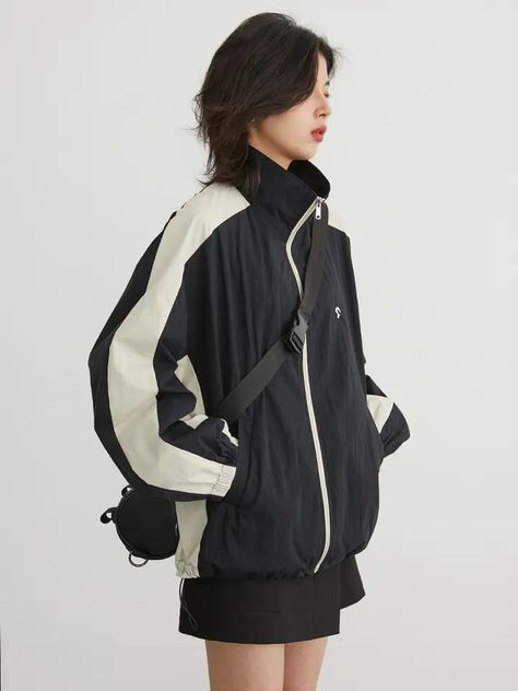 Acubi Windbreaker, Windbreaker Jacket Outfit Aesthetic, Sporty Fashion Aesthetic, Wind Breaker Jacket Outfit Aesthetic, Wind Breakers Outfits, Acubi Sportswear, Wind Breaker Outfit Aesthetic, Sport Jacket Outfit Women, Windbreaker Outfit Women