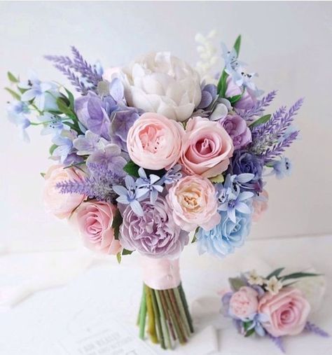 Pastel Colored Bouquet, Lilac Dusty Blue Wedding, Runuculous Wedding Bouquet, Beachy Wedding Flowers, Simple Wedding Flowers Centerpieces, Lilac And Blue Wedding, Lilac Flower Bouquet, Wedding Centerpieces Spring, Lavender And Pink Wedding