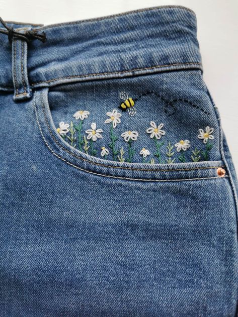 Embroidery Jeans Diy, Clothes Embroidery Diy, Denim Embroidery, Diy Embroidery Designs, Diy Vetement, Diy Embroidery Patterns, Floral Jeans, Embroidery On Clothes, Cute Embroidery