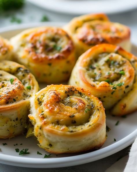 Literally to die for! Say 'yum' if you want to eat these! Appetizer Recipes Using Flour Tortillas, Appetizers With Mozzarella Cheese, Horsdourves Appetizers, Small Lunch Ideas, Easy Hors D’oeuvres, Tortilla Snacks, Pesto Pinwheels, Hearty Appetizers, Savoury Party Food