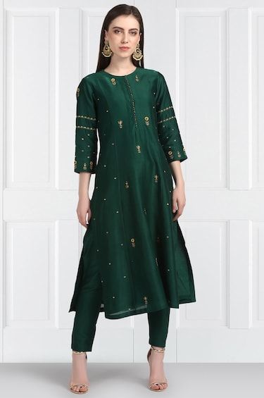 Buy Silk Chanderi Kurta Set by Label Earthen at Aza Fashions Dupatta Style, Kurta Set For Women, Embroidered Leaves, Embroidered Pants, Embroidered Neckline, Kurta With Pants, Silk Dupatta, Silk Pants, Silk Embroidery