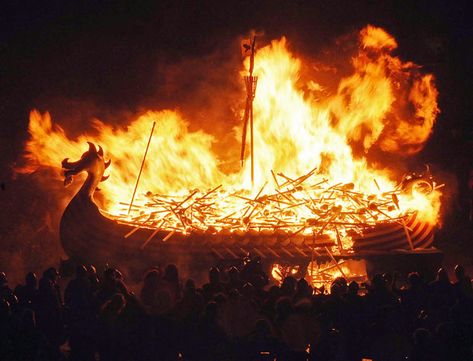 𝖎𝖓𝖘𝖕𝖎𝖗𝖆𝖙𝖎𝖔𝖓 Viking Boats, Barco Viking, Natur Tattoo Arm, Up Helly Aa, Viking Aesthetic, European Festivals, Viking Longship, Fire Festival, Nordic Vikings