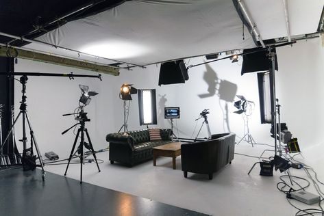 Production Set Film, Film Studio Office, Filming Studio Design, Film Studio Photography, Home Film Studio, Film Studio Design, Production Design Film, Movie Studio Set, Photographer Room