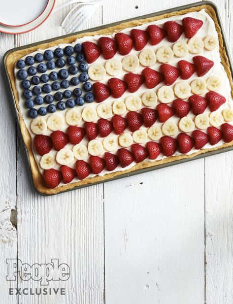 FLAG COOKIE CAKE Flag Cookie Cake, Blue Desserts Recipes, Patriotic Fruit Pizza, American Flag Cookies, American Flag Cake, Flag Cake, Patriotic Desserts, Blue Desserts, Cookie Cake Recipe