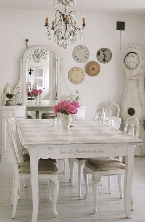 Shabby Chic Living Room | Friday Favorites - Five Shabby Chic Looks | Rustic Crafts & Chic Decor Shabby Chic Decorating, Shabby Chic Dining Room, Chic Dining Room, Shabby Chic Dining, Decoration Shabby, Cottage Shabby Chic, Estilo Shabby Chic, Chic Interior Design, Shabby Chic Living