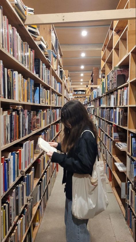 Doctor Books, Library Photo Shoot, Bookworm Aesthetic, Models Without Makeup, Library Girl, Library Pictures, Dream Motivation, Library Aesthetic, Home Doctor