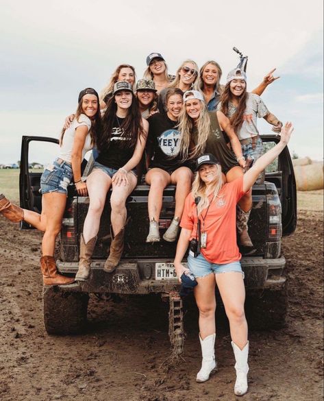 Cute Country Pictures With Friends, Country Friends Photoshoot, Mudding Pictures Friends, Country Bff Pictures, Country Best Friend Pictures, Country Couple Pictures Four Wheelers, Best Friend Country Photoshoot, Country Best Friends, Cute Country Couples