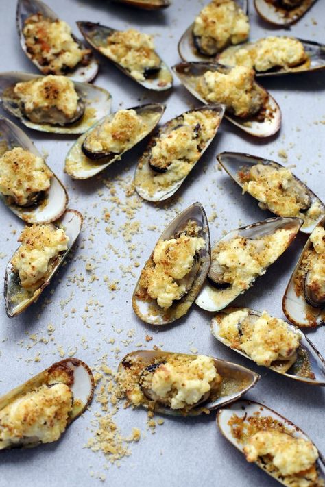 Filipino New Years Eve Food, Shell Recipes, Baked Mussels, Fish Christmas, Simple Appetizer, New Years Eve Food, Shell Fish, Filipino Foods, Healthy Living Recipes