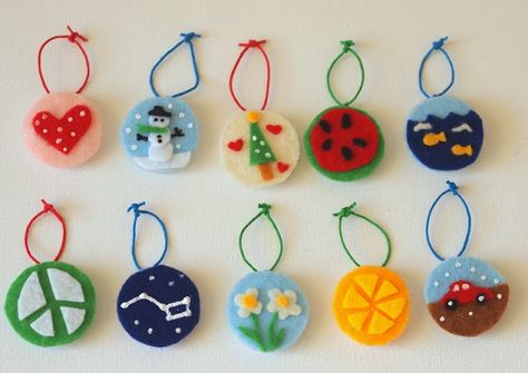 Lid Crafts, Cap Craft, Diy Felt Christmas Ornaments, Handprint Ornaments, Bottle Cap Crafts, Felt Christmas Ornaments, Roll Holder, Christmas Ornament Crafts, Toilet Roll