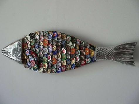 Fish Art Recycled Material Art, Beer Cap Art, Bottle Cap Projects, Folk Art Fish, Objects Art, Art Assemblage, Cap Art, Bottle Cap Art, Art Fish