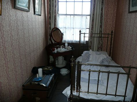 Victorian Housemaid's Bedroom | Flickr - Photo Sharing! 1900s Apartment, 1900s Bedroom, 1910 Bedroom, 1900 Bedroom, 1900 Interior, 1900s Decor, Servant Quarters, Edwardian Interiors, Servant Room