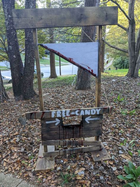 Built This Guillotine From Some Scrap Wood. It's Not Half Bad I Think Diy Halloween Guillotine, Diy Halloween Camper Decorations, Halloween Guillotine Diy, Homemade Halloween Graveyard, Diy Cemetary Decorations Halloween, Haunted Graveyard Ideas, Camper Halloween Decorations, Camper Halloween Decorating Ideas, Halloween Maze Ideas