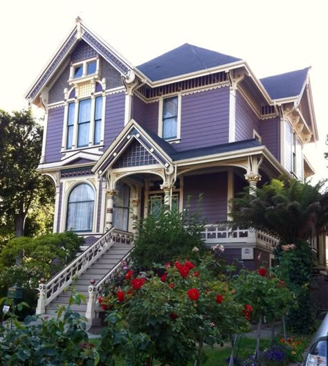 Dollhouse Color Schemes, Victorian House Colors Exterior, Purple Victorian House, Purple Houses, Old House Exterior, Victorian House Colors, Victorian Purple, Sims Building Ideas, Victorian Homes Exterior