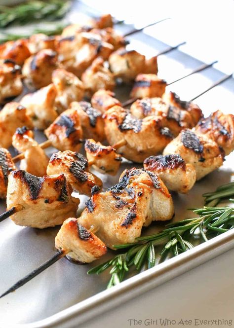 Rosemary Ranch Chicken Kabobs - The Girl Who Ate Everything Rosemary Ranch Chicken, Ranch Chicken Kabobs, Chicken Kabob Marinade, Grilled Kabob Recipes, Chicken Kabob Recipes, The Girl Who Ate Everything, Mini Hamburgers, Easy Grilled Chicken, Kabob Recipes