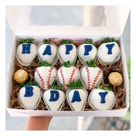 Baseball Strawberries, Breakable Cake, Chocolate Business Ideas, Diy Cake Recipes, Gourmet Chocolate Covered Strawberries, Dipped Berries, Strawberry Ideas, Treat Business, Chocolate Covered Desserts