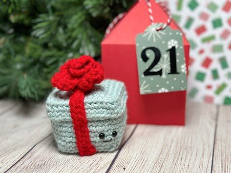 Gift Box- Mini Amigurumi Advent Day 21 Birthday Crochet, Xmas Crochet, Christmas Present Boxes, Amigurumi Gift, Crochet Holiday, Mini Amigurumi, Crochet Christmas Gifts, Crochet Sewing, Crochet Xmas