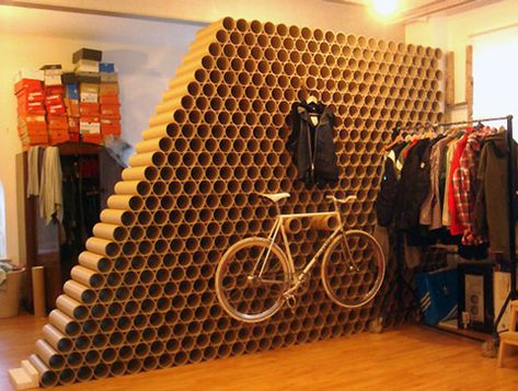 Decoración ecológica: una pared de tubos de cartón : Una idea ecológica, fabricar una pared con tubos reciclados de cartón ¡queda genial! Vía: blog.rockyli Recycling Cardboard, Cardboard Tube Crafts, Cardboard Art, Cardboard Tubes, Bike Storage, Cardboard Furniture, Partition Wall, Cardboard Tube, Cardboard Crafts