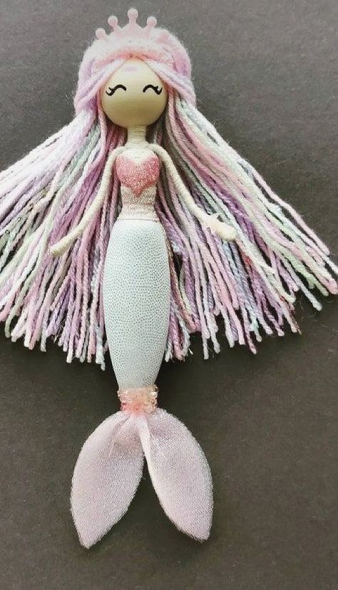 Yarn Mermaid Diy, Yarn Mermaid Dolls How To Make, Diy Macrame Mermaid Doll, Clothespin Mermaid Dolls, Mermaid Stuffed Doll, Diy Yarn Dolls, Dolls Handmade Diy, Handmade Mermaid, Mermaid Crafts