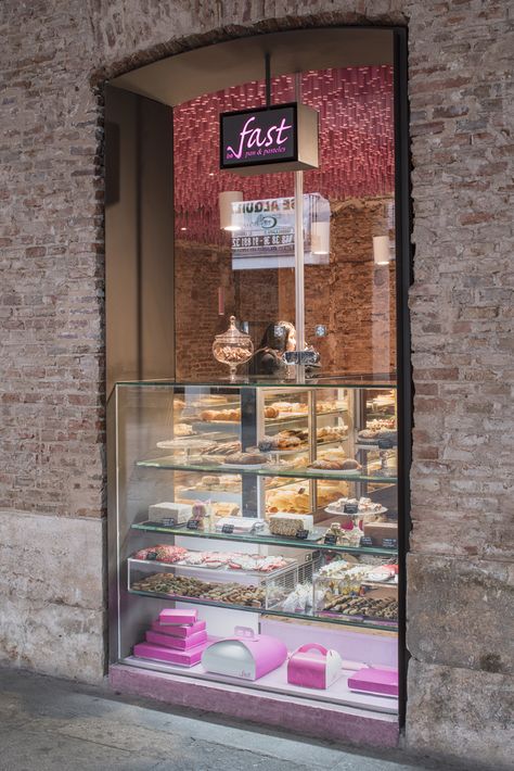 Gallery of 12,000 Pink-Painted Wooden Sticks / Ideo arquitectura - 4 Bakery Window, Cake Shop Design, Boutique Patisserie, Patisserie Shop, Bar Deco, Vitrine Design, Patisserie Cake, Patisserie Design, Bakery Shop Design