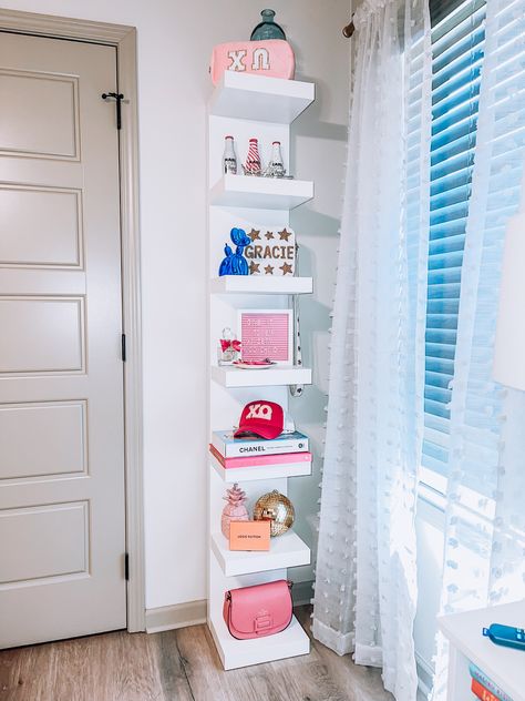 Preppy Shelf Ideas, Corner Shelf Decor, Preppy Bathroom, Ideas Habitaciones, Shelf Decor Bedroom, Hangout Room, College Apartments, Summer Board, College House