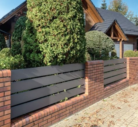 Brick Fence Ideas, Front Yard Vegetable Garden, Fence Garden Ideas, Garden Border Fence, Border Landscape, Yard Vegetable Garden, Building A Brick Wall, Deck Privacy Panels, Fence Border