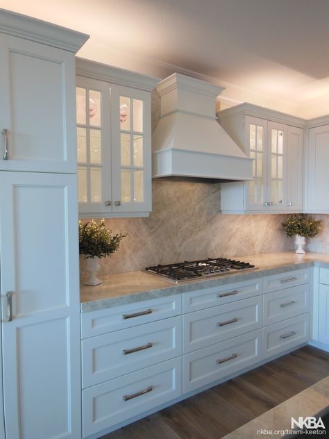 Stark White Kitchen Cabinets, Classic White Kitchen Cabinets, Oxford White Kitchen Cabinets, White Shaker Cabinet Kitchen Ideas, Taj Mahal Backsplash, Classic Cabinets Kitchen, Ikea White Kitchen, Classic White Kitchen Design, White Kitchen Hood