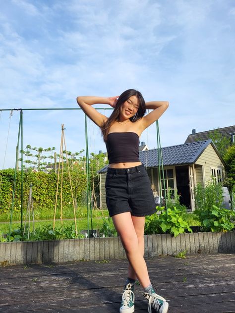 Shorts With Converse, Tube Top And Shorts, Converse Outfit, Outfit Shorts, Black Tube Top, Green Converse, Black Tube, Outfits With Converse, Shorts Summer