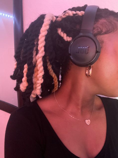 Blonde And Black Locs Black Women, Black And Blonde Invisible Locs, Blonde Invisible Locs, Invisible Locks, Invisible Locs, Birthday Hairstyles, Pretty Braided Hairstyles, Black And Blonde, Blonde Color