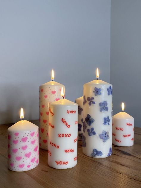 DIY Candle Decorating with Pressed Flowers and Paint Pens – Vanessa Creates Candle Painting Inspiration, Easy Candle Painting Ideas, Painted Candle Ideas, Drawing On Candles, Painting Candles Diy, Candle Painting Easy, Candle Painting With Wax Ideas, Painting On Candles, Coloring Candles