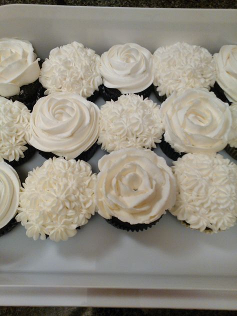 I like the rose ones for Gen's party White Wedding Cupcakes, Cupcakes White, Cupcakes Design, Nutella Cupcakes, Funfetti Cupcakes, Bridal Shower Cupcakes, White Cupcakes, Cupcake Cake Designs, Cupcake Designs