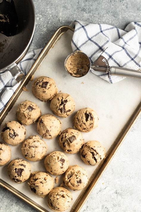 My Favorite Chocolate Chip Cookies. This is my favorite chocolate chip cookies recipe. Chewy centers with just the right amount of crispy edges, and all of it with puddles of dark chocolate throughout. Definitely a perfect version of a classic dessert. Chocolate Chip Cookies Recipe Chewy, Food Photography Dessert, Baking Photography, Food Flatlay, Chocolate Chip Cookies Recipe, Food Photography Props, Dessert Photography, Chocolate Chip Cookie Bars, Food Photography Inspiration