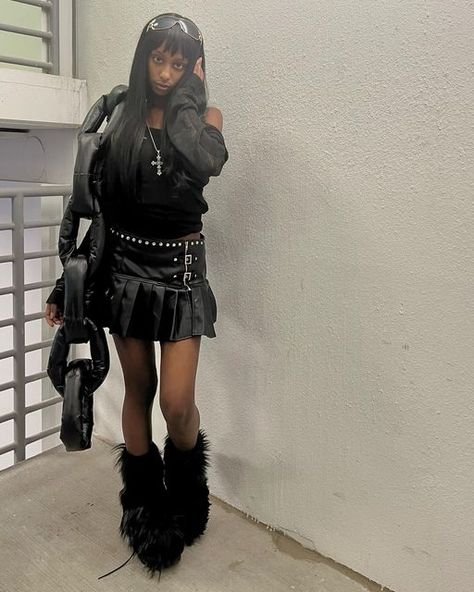 Goth Black Women, Afro Punk Outfits, Fur Boots Outfit, Punk Style Outfits, Overalls Outfit, Birthday Inspo, Punk Outfits, Alt Fashion, Teenager Outfits