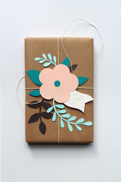 Cute gift wrap tutorials...Via Eatwell101 Hadiah Diy, Creative Wrapping, Gift Wrapping Inspiration, Floral Wrapping Paper, Creative Gift Wrapping, Diy Gift Wrapping, Wrapping Ideas, Brown Paper, Christmas Gift Wrapping