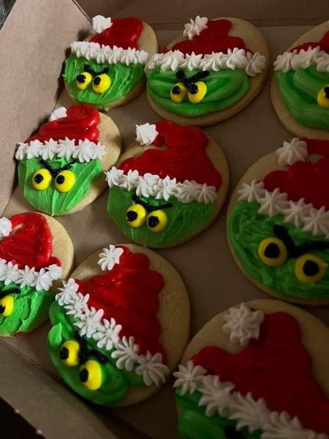 Grinch Face Cookies Decorated, Grinch Face Cookies, The Grinch Sugar Cookies, Grinch Buttercream Cookies, Cookie Decorating Contest Ideas, Funny Cookie Decorating Ideas, Sugar Cookie Decorating Christmas Buttercream Frosting, Funny Decorated Cookies, Grinch Baked Goods