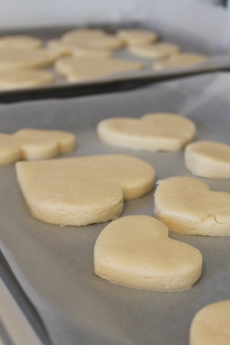 The Best Sugar Cookies on the Planet! ~ Says: ok people, these sugar cookies are AMAZING! They are soft, and tasty and PERFECT! This recipe was handed down to my sister Steph from her in- laws, to me, and now to you. Forever more this is the sugar cookie recipe I will use each and every holiday, and even in between! Six Sisters Sugar Cookies, The Best Sugar Cookies, Resepi Biskut, Cutout Cookies, Cream Cookies, Soft Sugar, Sugar Cookie Recipe, Best Sugar Cookies, Cookie Time