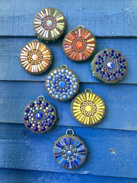 Small Mosaic, Mosaic Tiles Crafts, Flower Cones, Mosaic Garden Art, Mosaic Art Projects, Mosaic Madness, Tile Crafts, Mosaic Flowers, Ceramic Pieces