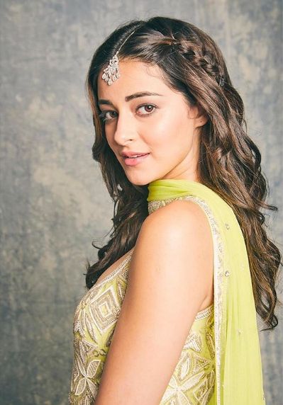 Hairstyles With Sharara Suit, Hairstyle With Suit, Lehenga Hairstyles, Ananya Pandey, Traditional Hairstyle, Kurta Sharara, Actress Hairstyles, Braided Bun Hairstyles, Front Hair Styles