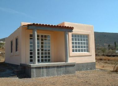 Builder Michael Mckenna says this house is "hand-fabricated from the hand-rubbed plaster to the custom-built cabinets." Zen House, A Small House, Adobe House, Tiny House Inspiration, Casa Container, Tiny House Movement, Tiny Spaces, Small Places, Cabins And Cottages