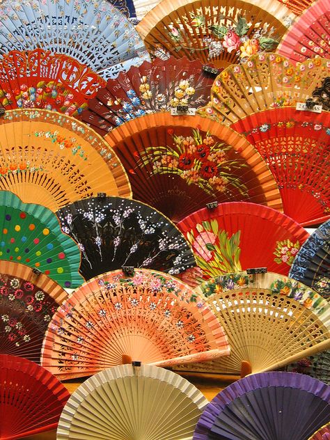 Spain Aesthetic, Spain Culture, Painted Fan, Wedding Decoration Ideas, Spanish Culture, Photographie Inspo, Vintage Fans, Hand Fans, Hand Held Fan