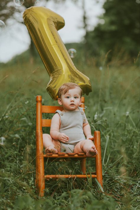 1 Year Photo Shoot Ideas, First Birthday Farm Photoshoot, Simple One Year Old Photoshoot, One Year Old Photoshoot Outside, Boy One Year Photoshoot, 1 Year Birthday Photoshoot Ideas, Outdoor First Birthday Pictures, One Year Old Photoshoot Boy, One Year Old Photoshoot Ideas