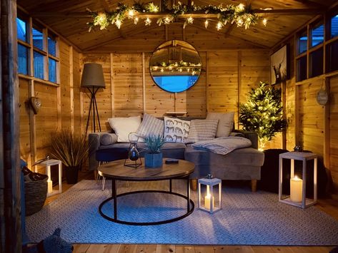 Garden Summerhouse Interior Ideas, Summerhouse Garden Ideas, Shed Chill Room, Garden Summer House Interior, Garden Cabins Interior, Garden Room Lighting Ideas, Corner Summer House Interior, Wooden Summer House Interior, Cosy Shed Ideas