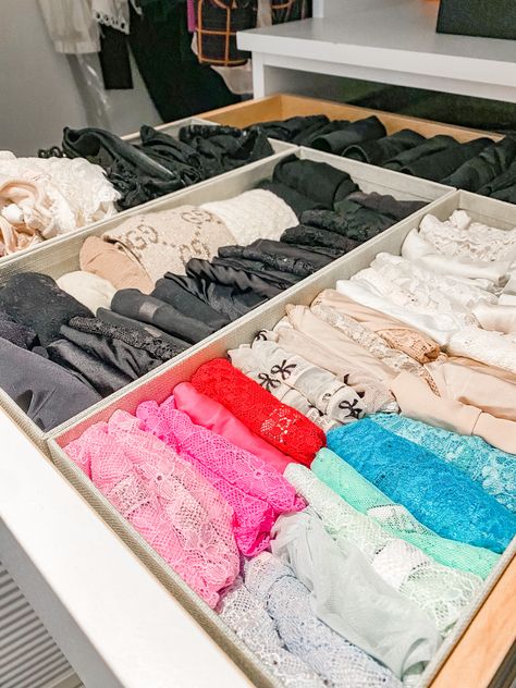 Underwear organization with file folding Organized Bra Drawer, Undie Drawer Organization, Undergarment Storage Ideas, Underware Organizer Ideas, Bra Organization Ideas, Drawer Organization Clothes, Dresser Organization Ideas, Undergarment Organization, Lingerie Organization