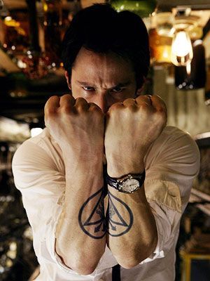 Seal of the Red King in Constantine Constantine Tattoo, Constantine Movie, Keanu Reeves Constantine, Constantine 2005, 천사와 악마, Constantine Hellblazer, Baba Jaga, Army Tattoos, Movie Tattoos